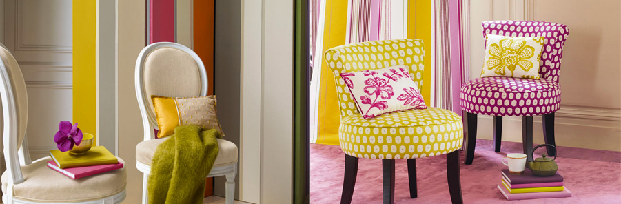 A gauche chaises médaillon blanches recouverte d'un lin beige finition double passepoil et à Droite chauffeuses contemporaines tissu imprimé.