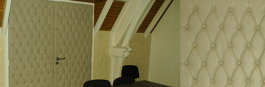 A gauche double porte recouverte d'un simili-cuir mastic capitonné avec une finition boutonnée, à droite détail du capiton de la porte.
