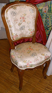 Cette chaise Louis XV dépoque est garnit tradionnellement de crin piqué et couverte d'un Lampas de soie.