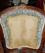 Le dos du fauteuil Louis XV est tendu d'une toile sur laquelle est collé un boudin de mousse en attendant la mousse du dossier.